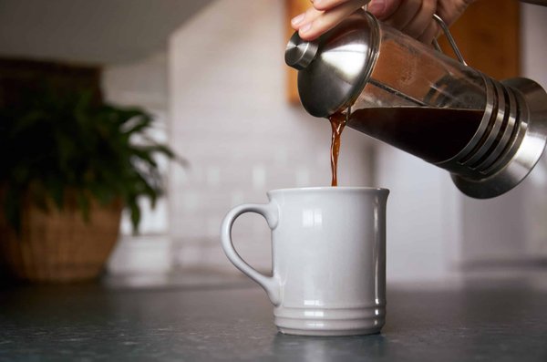 Comment choisir une cafetière à percolation avec minuterie programmable pour vos matins pressés?
