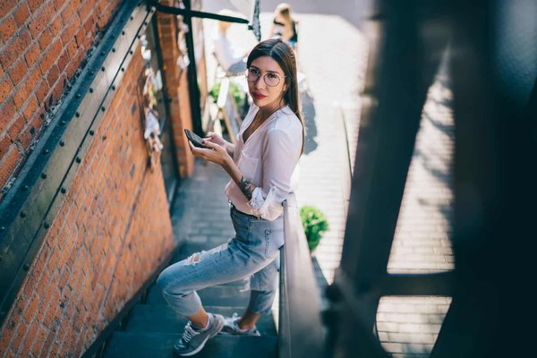 Quelle est la meilleure manière d'intégrer des éléments de spectacle culinaire dans un restaurant thématique?